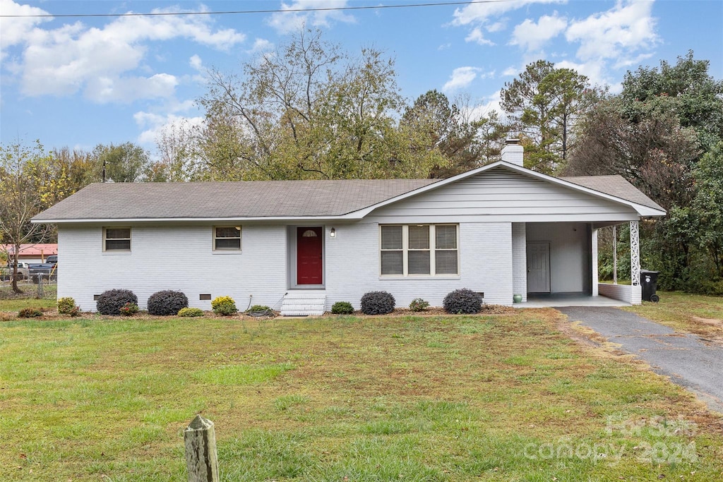 single story home featuring a front yard and a carport