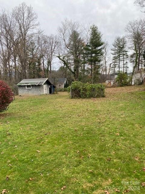 view of yard featuring an outbuilding