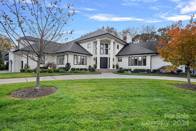 view of front of property featuring a front yard