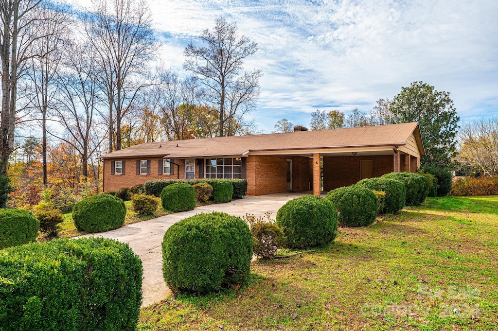 ranch-style home with a front lawn