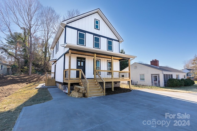 view of front of property featuring a porch