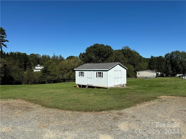 view of outdoor structure featuring a yard