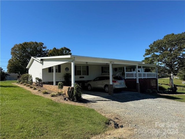 view of front of house featuring a carport and a front yard