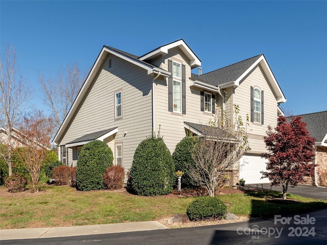 view of front of house featuring a front yard and a garage