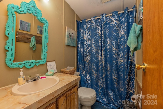 bathroom featuring a shower with shower curtain, vanity, and toilet