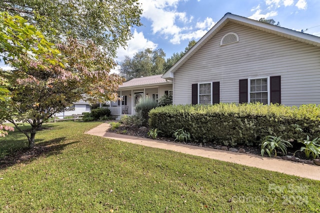 view of front facade featuring a front lawn and covered porch