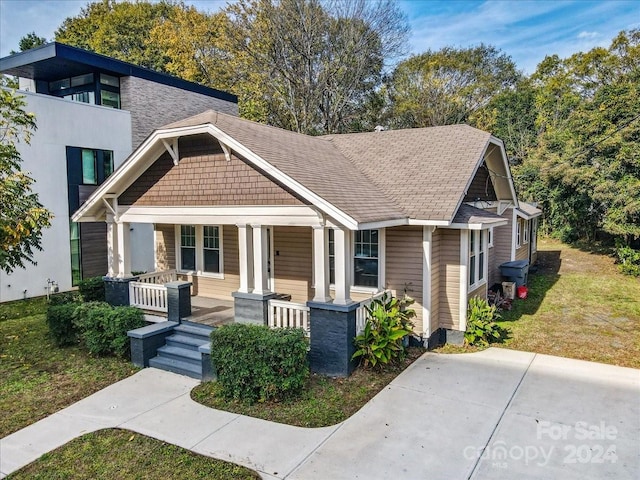 view of front of house featuring a front lawn and covered porch