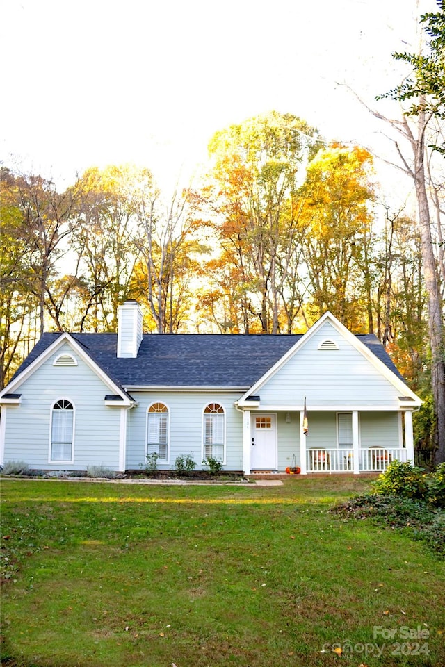 ranch-style house featuring a front lawn