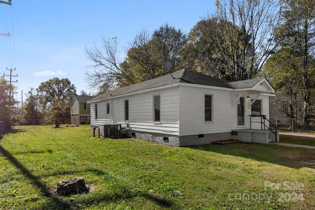 view of side of property featuring a yard