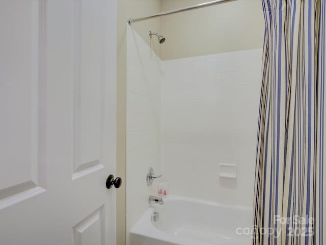 bathroom with shower / bath combo