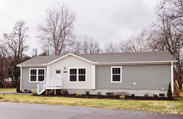 manufactured / mobile home featuring a front lawn