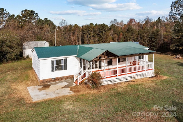 view of front of house with covered porch and a front yard