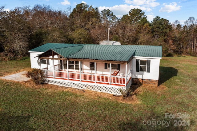 view of front facade featuring covered porch and a front lawn