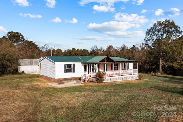 view of front of house with a porch and a front yard