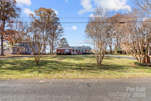 view of front facade featuring a front lawn