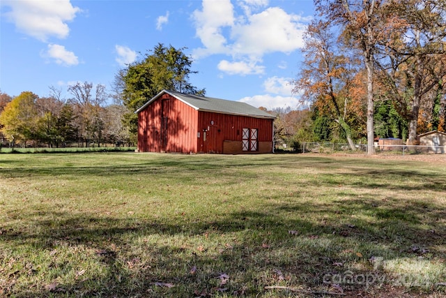 view of yard with an outbuilding