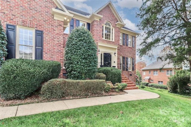 view of front of home featuring a front yard