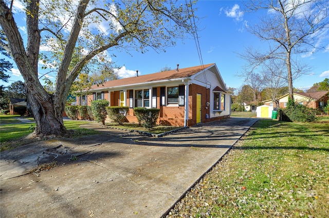 view of front facade featuring a shed and a front yard