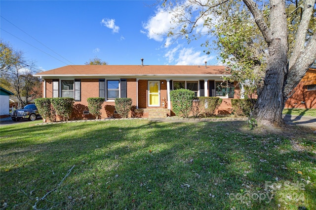 single story home featuring a front yard