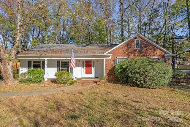 view of front facade featuring a front yard