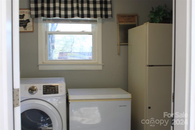 clothes washing area with washer / clothes dryer