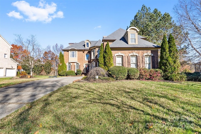 view of front of property featuring a front yard