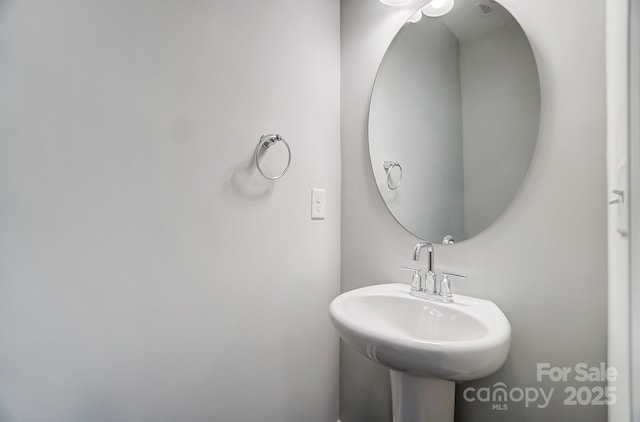 bathroom featuring a sink