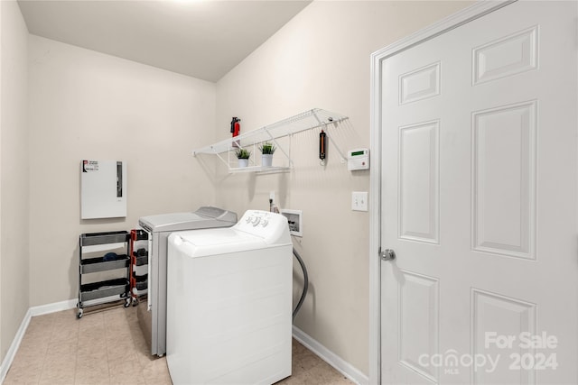 washroom featuring light tile patterned floors and independent washer and dryer