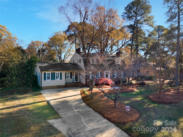 view of front of property featuring a front lawn