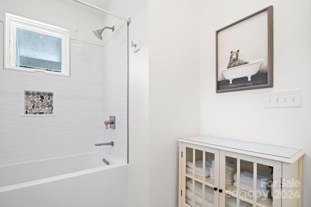 bathroom featuring tiled shower / bath combo