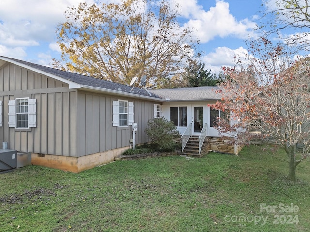 view of front of property with a front lawn