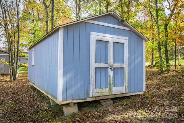 view of outbuilding