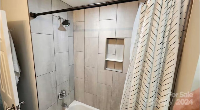 bathroom with shower / bath combo