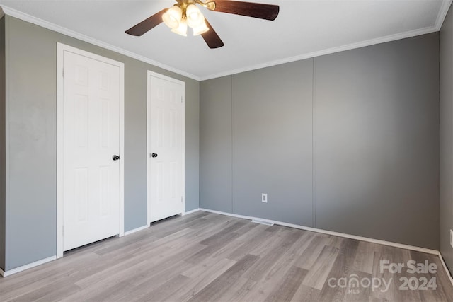 unfurnished bedroom featuring light wood-type flooring, ceiling fan, and crown molding