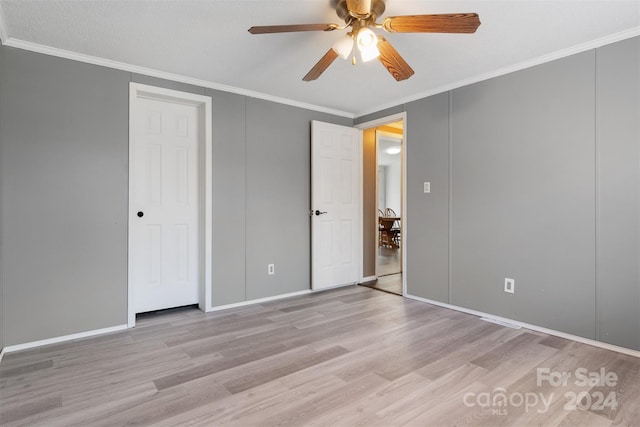 unfurnished bedroom featuring a textured ceiling, ceiling fan, crown molding, and light hardwood / wood-style flooring