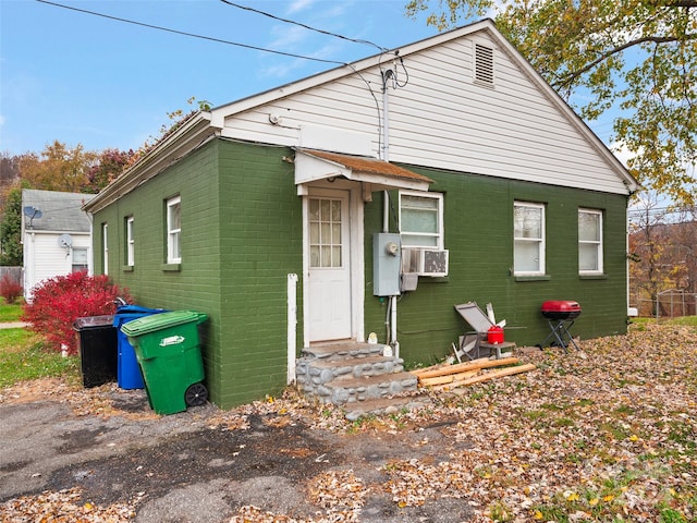 bungalow featuring cooling unit