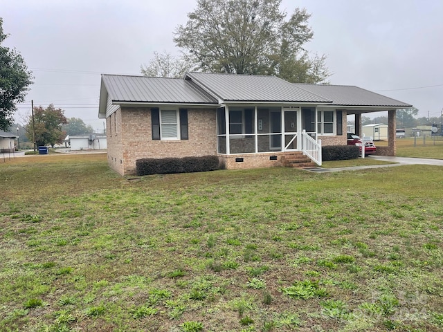 view of front of property featuring a front yard and a carport