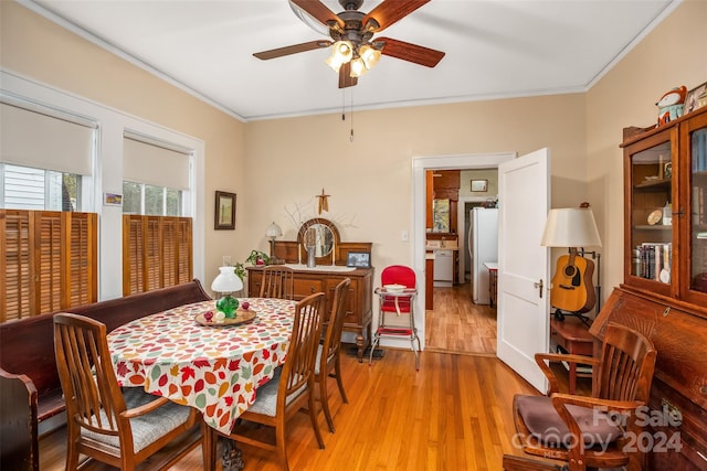 dining area featuring light hardwood / wood-style floors, ceiling fan, and crown molding