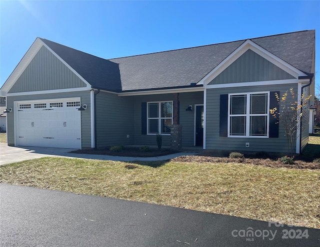 view of front of home featuring a front lawn and a garage