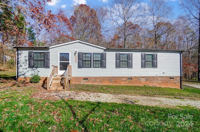 manufactured / mobile home with a front lawn