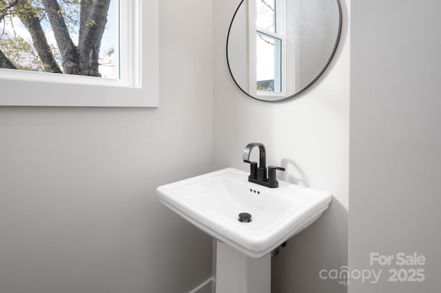 bathroom featuring sink