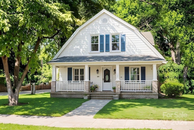 view of front of property with a front yard