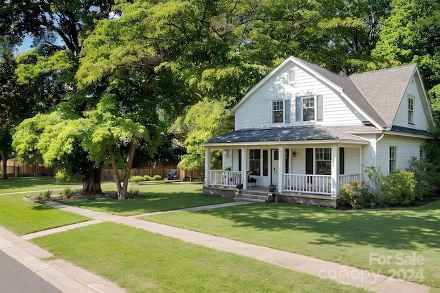 farmhouse inspired home featuring covered porch and a front lawn