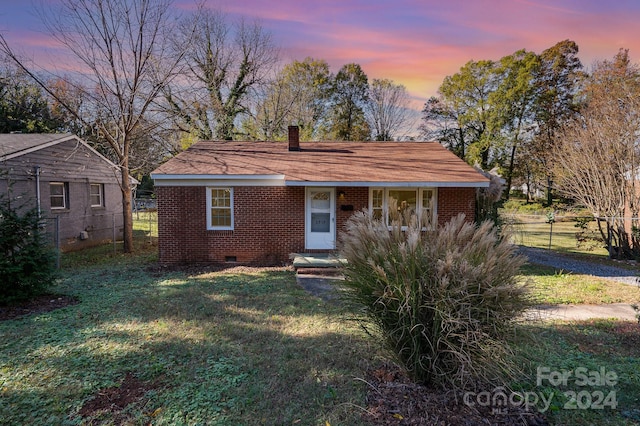 view of front of house featuring a lawn