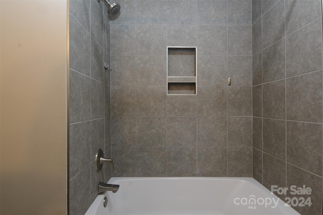 bathroom with tiled shower / bath combo