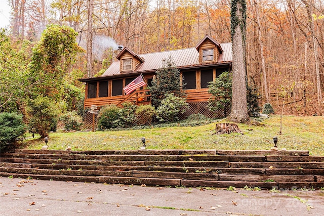 view of front of property featuring a front lawn