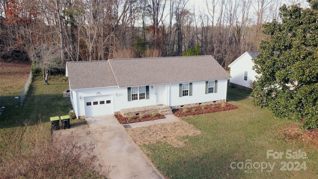 view of front of house featuring a front yard and a garage