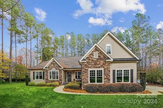 craftsman house featuring a front lawn