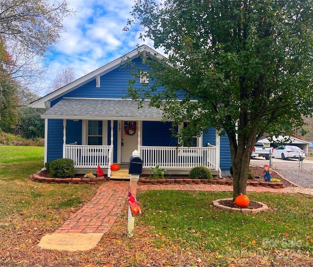 view of front of house with a front lawn