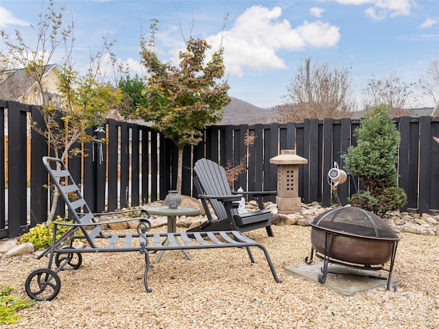 view of yard featuring an outdoor fire pit